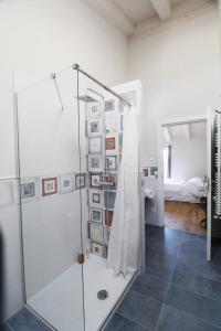 baño con ducha y puerta de cristal en Il Fienile di Sordevolo B&B, en Sordevolo
