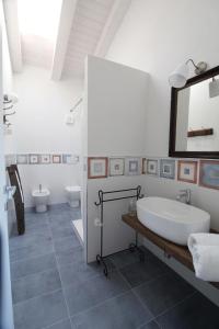 y baño con bañera, aseo y lavamanos. en Il Fienile di Sordevolo B&B, en Sordevolo