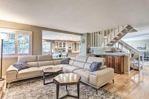 Η κουζίνα ή μικρή κουζίνα στο Home with Furnished Patio about 15 Mi to Dtwn Denver