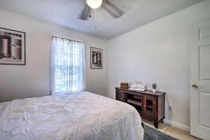 Postel nebo postele na pokoji v ubytování Sunny Abode, 10 Mi to University of Florida!