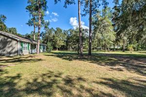 Zahrada ubytování Sunny Abode, 10 Mi to University of Florida!