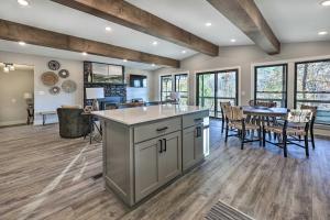 Η κουζίνα ή μικρή κουζίνα στο Renovated Bella Vista Retreat Less Than 2 Mi to Golf!