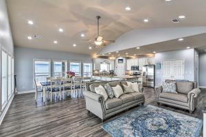 Χώρος καθιστικού στο Steps to Shore Crystal Beach Retreat with Deck!