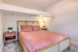 ein Schlafzimmer mit einem großen Bett in einem Zimmer in der Unterkunft Lakefront Zirconia Home with Boathouse and Dock! in Zirconia