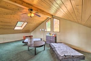 uma sala de estar com uma ventoinha de tecto e uma mesa em Serene Lakeside Hideaway with Deck in Downtown! em Lakeside