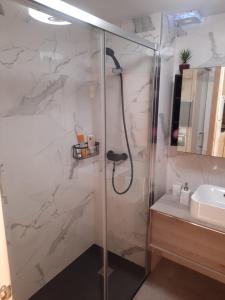 uma casa de banho com um chuveiro e um lavatório. em Precioso apartamento equipado en primera línea em Múrcia