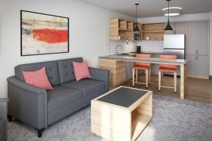 uma sala de estar com um sofá e uma cozinha em Candlewood Suites - Detroit - Auburn Hills, an IHG Hotel em Auburn Hills