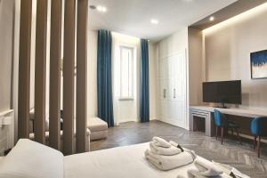 a hotel room with a bed and a desk at Michè luxury home - Appartamento vista mare a Trani in Trani