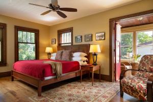 um quarto com uma cama e uma ventoinha de tecto em The Buckingham Inn em Madison