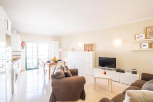 Μια τηλεόραση ή/και κέντρο ψυχαγωγίας στο Apartment Santorini by Algarve Vacation +42 φωτογραφίες