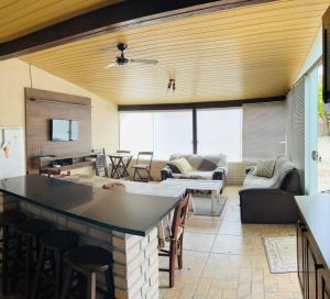 cocina y sala de estar con una isla grande en Casa em Bombinhas Praia do Mariscal, en Bombinhas