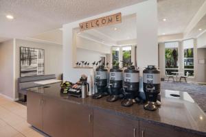 een keuken met een aanrecht met twee flessen water erop bij Sonesta ES Suites Huntington Beach Fountain Valley in Huntington Beach