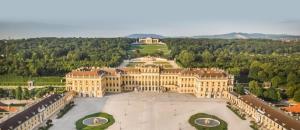 uma vista aérea de um grande edifício com um pátio em D&D Schönbrunner Deluxe Apartment em Viena