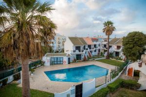 Una vista aérea de una piscina en un patio con casas. en Torraltinha Sunset Apartment, en Lagos