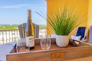 Nápoje v ubytování Oceanview 3BR Near Pier Park, Pool and Hot Tub