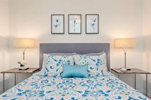 Ένα ή περισσότερα κρεβάτια σε δωμάτιο στο Super Cozy Entire House Near Downtown - Book Now !!