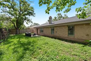 Κήπος έξω από το Super Cozy Entire House Near Downtown - Book Now !!