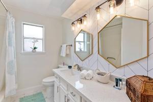 Ένα μπάνιο στο Super Cozy Entire House Near Downtown - Book Now !! +34 φωτογραφίες