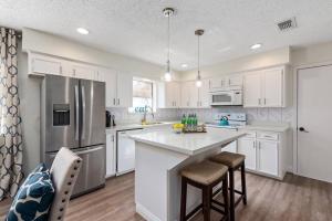 Η κουζίνα ή μικρή κουζίνα στο Super Cozy Entire House Near Downtown - Book Now !!
