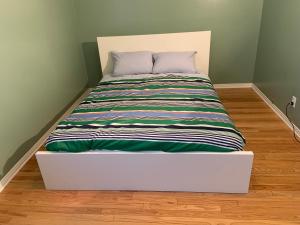 Un pat sau paturi într-o cameră la Ottawa's Top Destination