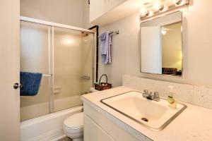 Ένα μπάνιο στο Historic Galveston Apartment - 1 Mi to The Strand! +48 φωτογραφίες