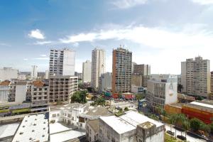 vistas a una ciudad con edificios altos en Apartamento confortável, en Goiânia