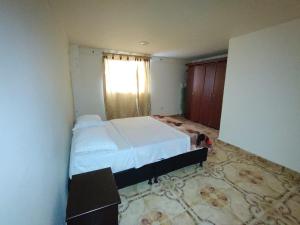 1 dormitorio con 1 cama en la esquina de una habitación en Apto Terraza Resort SRC, en Santa Rosa de Cabal