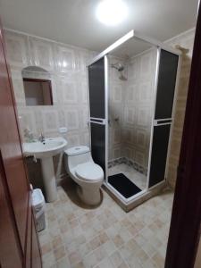 y baño con ducha, aseo y lavamanos. en Apto Terraza Resort SRC, en Santa Rosa de Cabal