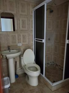 聖羅莎德卡瓦爾的住宿－Apto Terraza Resort SRC，浴室配有卫生间、盥洗盆和淋浴。