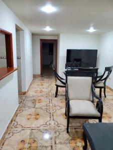 sala de estar con escritorio, sillas y TV en Apto Terraza Resort SRC, en Santa Rosa de Cabal