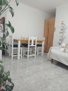 sala de estar con mesa de comedor y sillas en Departamento Uriburu en Tandil