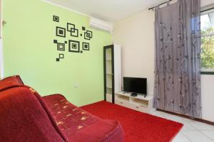 TV a/nebo společenská místnost v ubytování Apartments by the sea Vinisce, Trogir - 13648