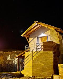 una casa con un conjunto de escaleras en la noche en Kuntur Apart en El Chaltén