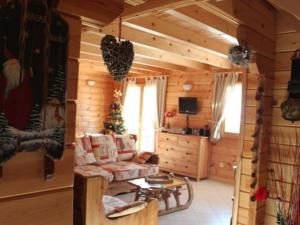 una sala de estar en una cabaña de madera con sofá en Gîte Saint-Nabord, 4 pièces, 6 personnes - FR-1-589-185, en Saint-Nabord