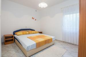 Posteľ alebo postele v izbe v ubytovaní Apartments by the sea Vir - 20203