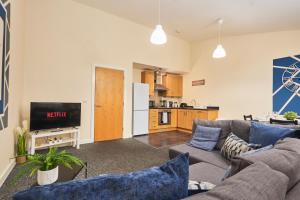 a living room with a couch and a kitchen at Large 2 Bed in Central Coventry - Sleeps 6 - Parking in Coventry