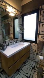 a bathroom with a sink and a mirror at Casa William en el bosque in Valle de Bravo