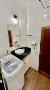 Ένα μπάνιο στο Lindo apartamento confortável e aconchegante