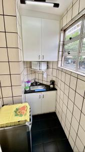 Η κουζίνα ή μικρή κουζίνα στο Lindo apartamento confortável e aconchegante