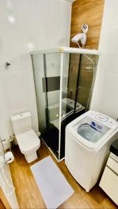 Ένα μπάνιο στο Lindo apartamento confortável e aconchegante