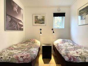 Postel nebo postele na pokoji v ubytování Holiday home LÖTTORP XIII