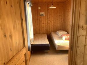 Habitación pequeña con 2 camas en una cabaña en Holiday home NORDMALING en Nordmaling