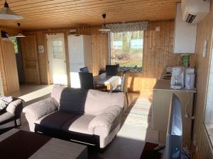 uma sala de estar com um sofá e uma cozinha em Holiday home NORDMALING em Nordmaling