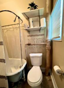 Ένα μπάνιο στο Cozy cottage in the heart of the big city- dog friendly +10 φωτογραφίες