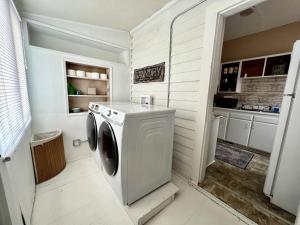 ビリングスにあるCozy cottage in the heart of the big city- dog friendlyの洗濯機と乾燥機、キッチンが備わる客室です。