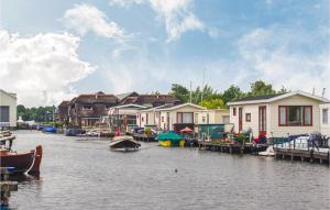 un grupo de casas y barcos en un río en 2 Bedroom Lovely Home In Breukelen, en Breukelen