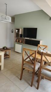sala de estar con mesa, sillas y TV en Departamento - Excelente ubicación, Zona Centro. en Salta