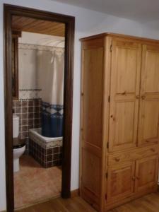 Kylpyhuone majoituspaikassa Pensió i Apartaments la Bordeta