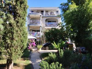 ein Apartmenthaus mit einem Balkon an der Seite in der Unterkunft Apartments Ana - Rovinj in Rovinj