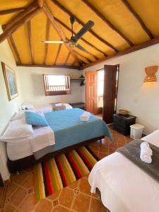 1 dormitorio con 1 cama grande en una habitación en AQUI ESTOY BIEN en Barichara